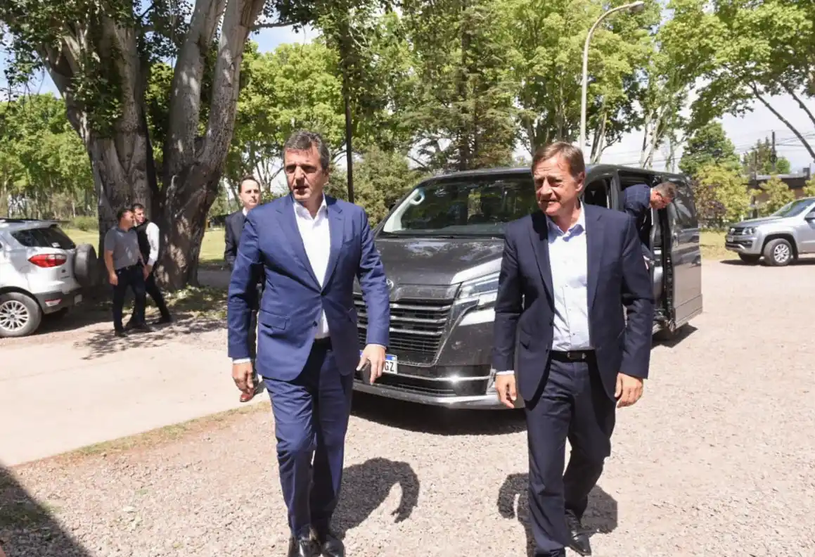El ministro de Economía, Sergio Massa, acompañado por el gobernador de Mendoza, Rodolfo Suárez.
