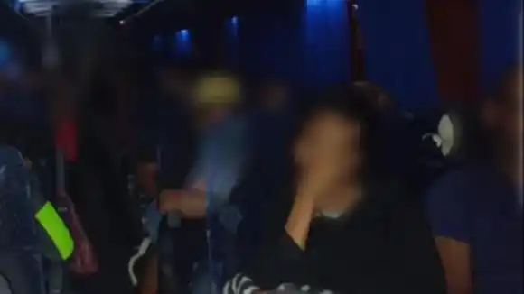 ¡IBAN EN UN AUTOBÚS! En México detienen a grupo de 50 migrantes, entre ellos venezolanos