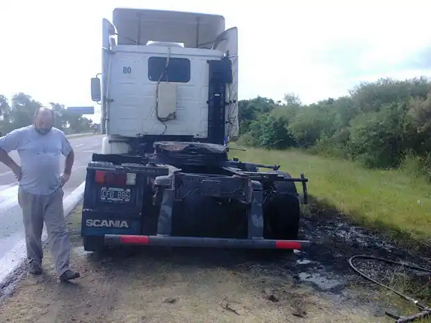 Las ruedas traseras de un camión tomaron fuego en plena ruta 