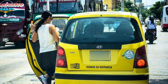 Andan buscando a taxista que secuestra mujeres y las viola