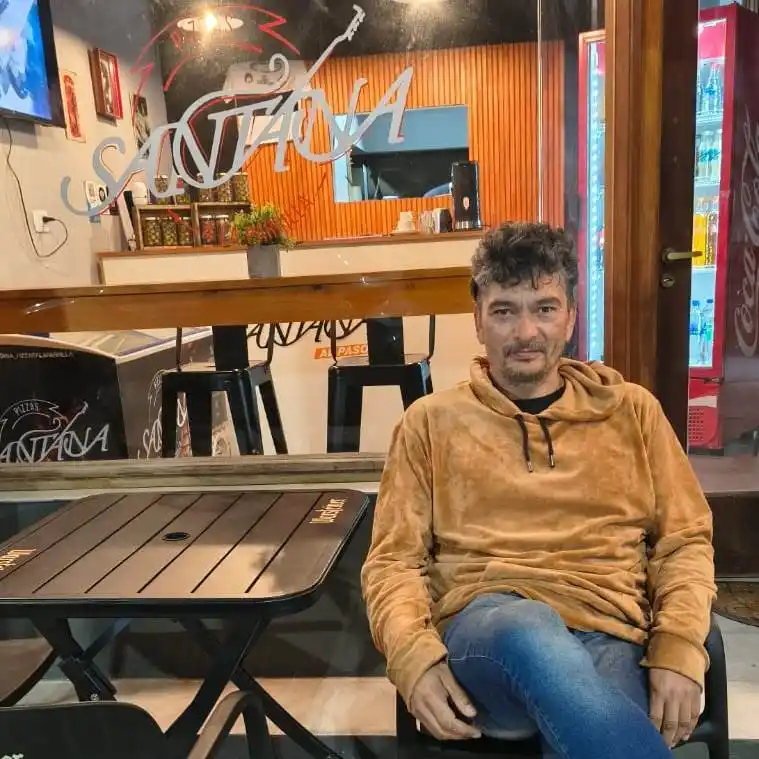 Silvestre Doladé dialogó con La Voz del Pueblo vía streaming. Las pizzas a la parrilla tienen un encanto único que combina el ritual del asado con la cocina italiana. Su mayor atractivo reside en la textura súper crocante de la masa y un distintivo aroma ahumado que el horno convencional no puede replicar