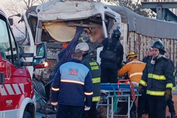 Dos camiones chocaron en la autopista a Córdoba, uno de los conductores tuvo que ser rescatado y hubo demoras