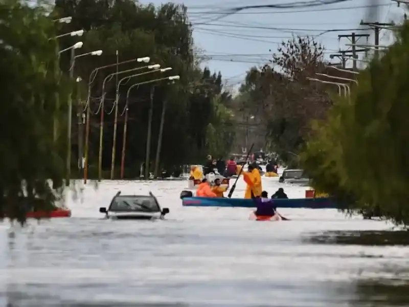 Tres personas desaparecidas y más de 7.000 evacuados por el temporal en Buenos Aires