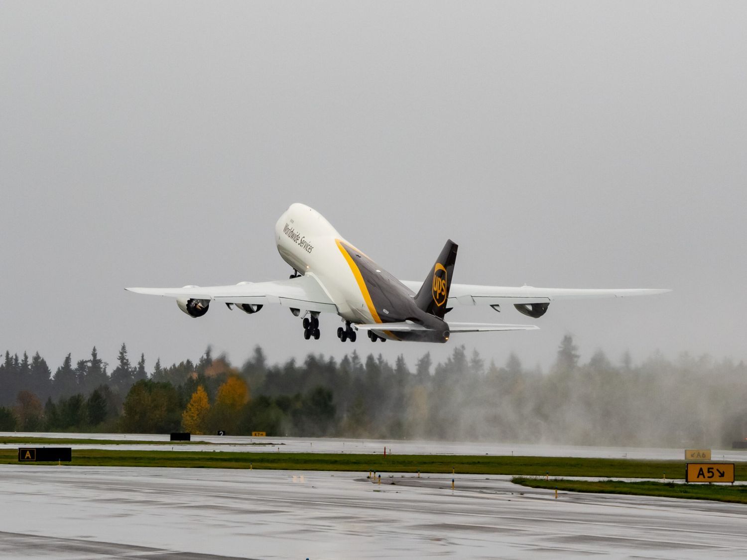 Salió del taller de pintura el último Boeing 747-8 para UPS y se acerca el final de la producción de la Reina