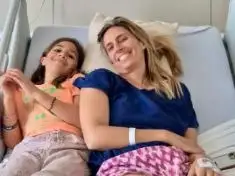 Luciana Geuna junto a su hija en la habitación donde se encuentra internada