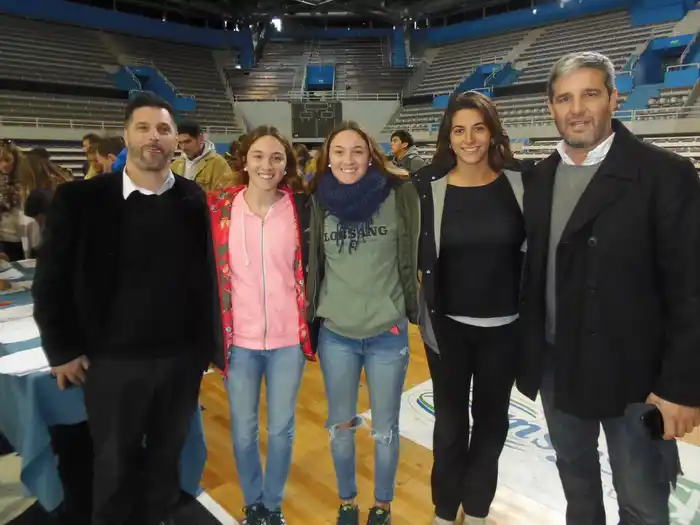 Uno de los momentos que se vivió este mediodía en la entrega de becas. (Foto: Prensa EMDER)