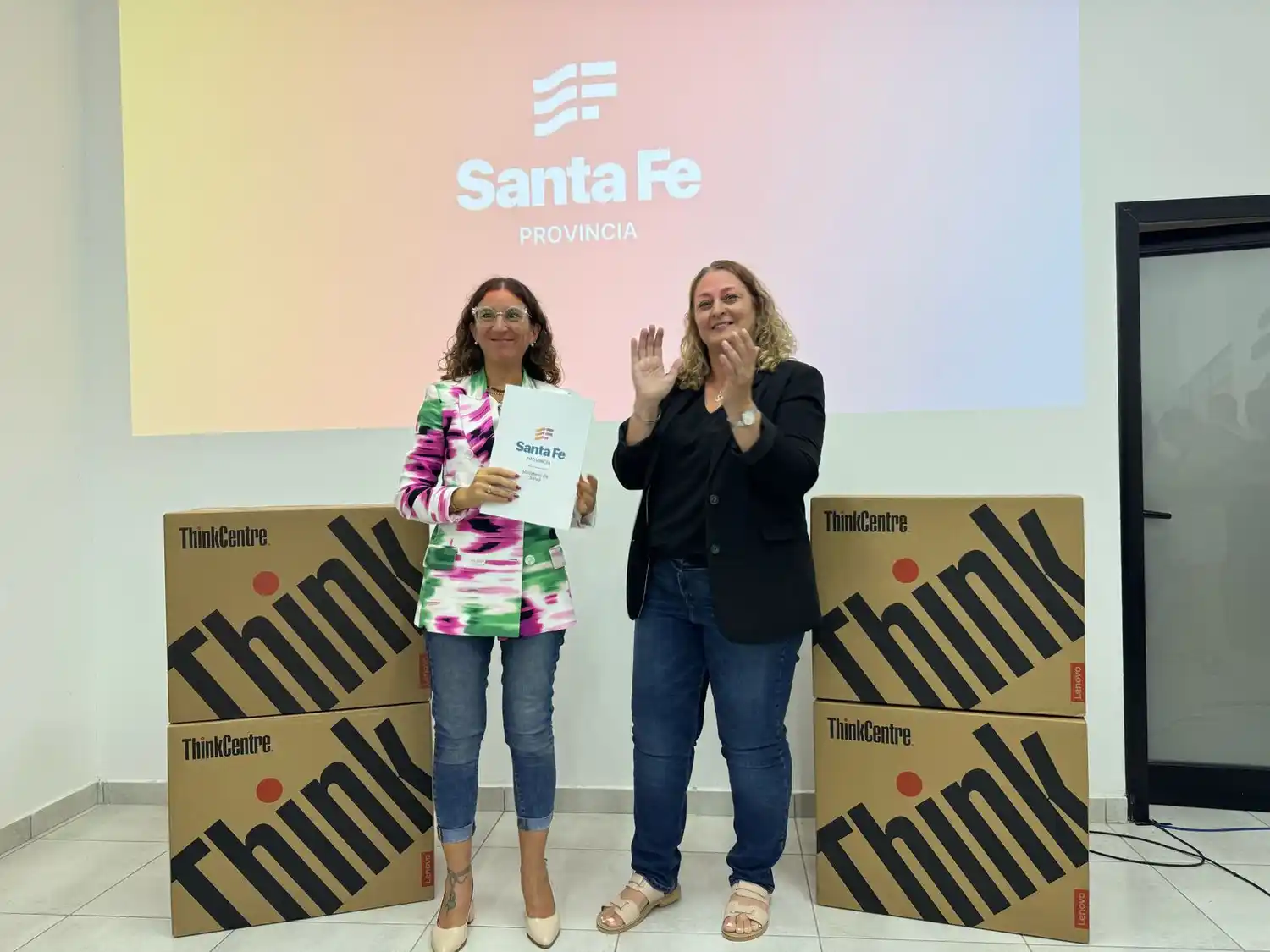 La ministra de Salud, Silvia Ciancio, junto a la senadora Di Gregorio en la entrega de equipos informáticos para efectores de salud. Foto: GSF