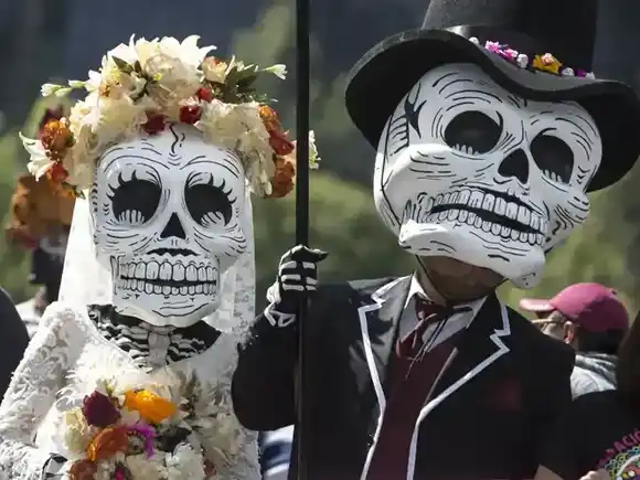 Altares, catrinas y tradición: origen de la peculiar celebración del Día de los Muertos en México