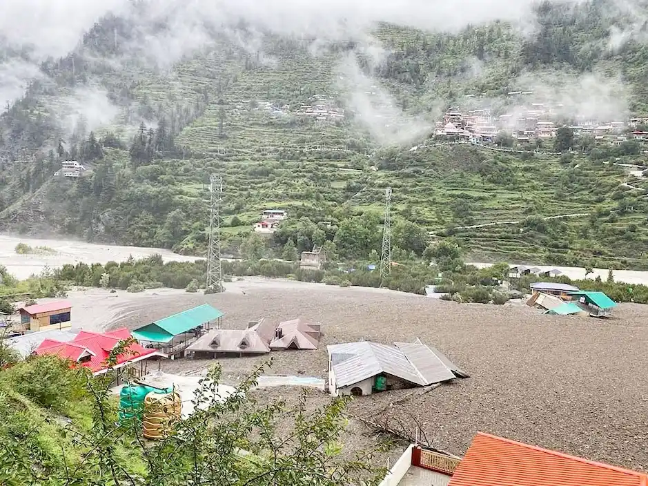 Cuatro muertos y cien desaparecidos tras una avalancha de lodo en India
