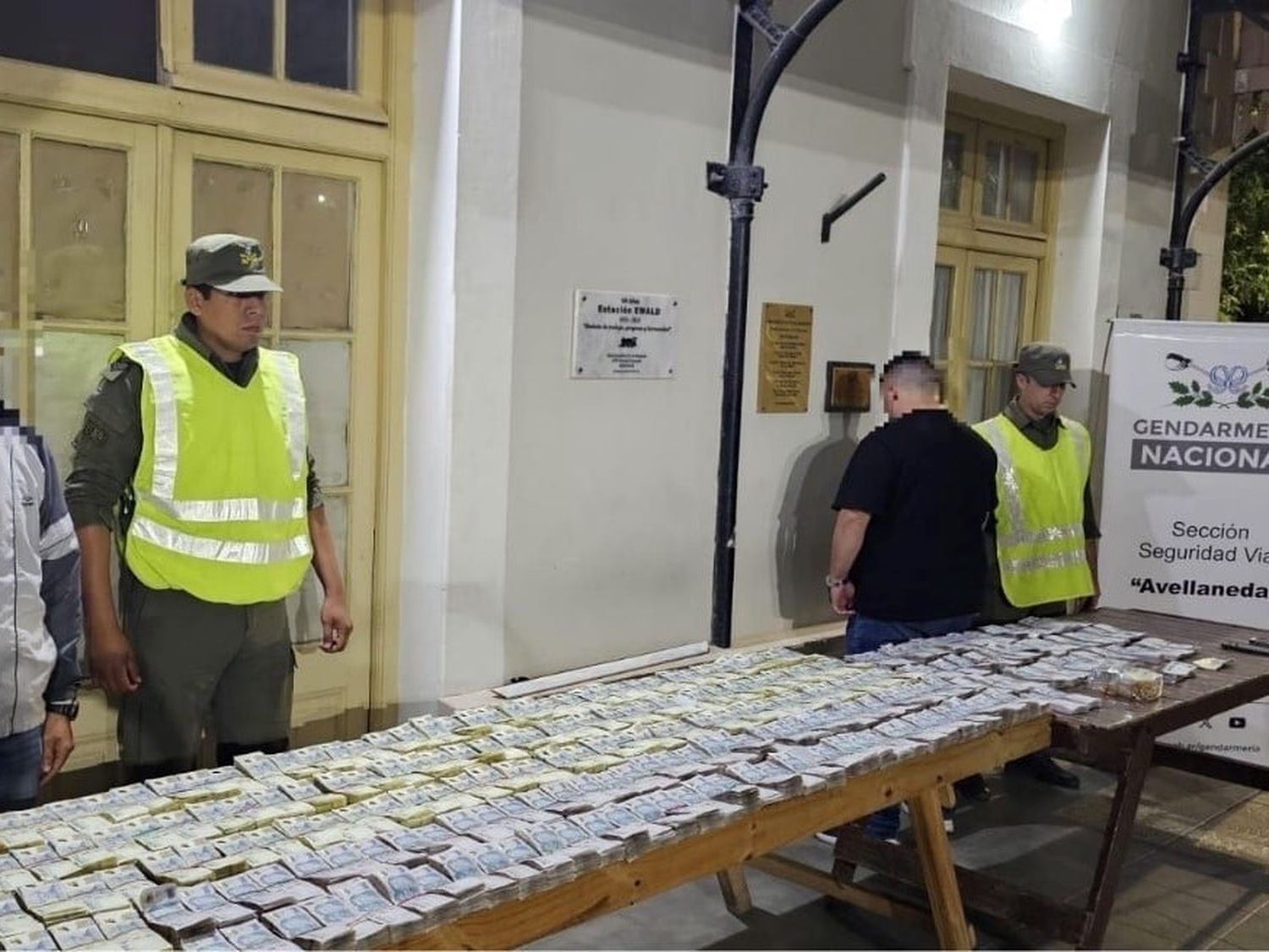 Viajaba con más de 357 millones de pesos ocultos en su vehículo