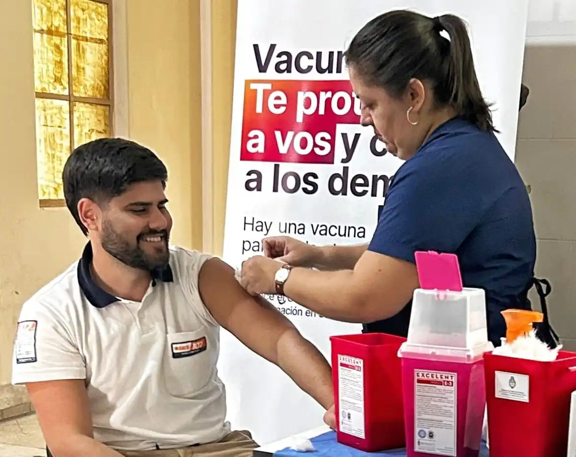 La campaña comenzó con el personal de salud.