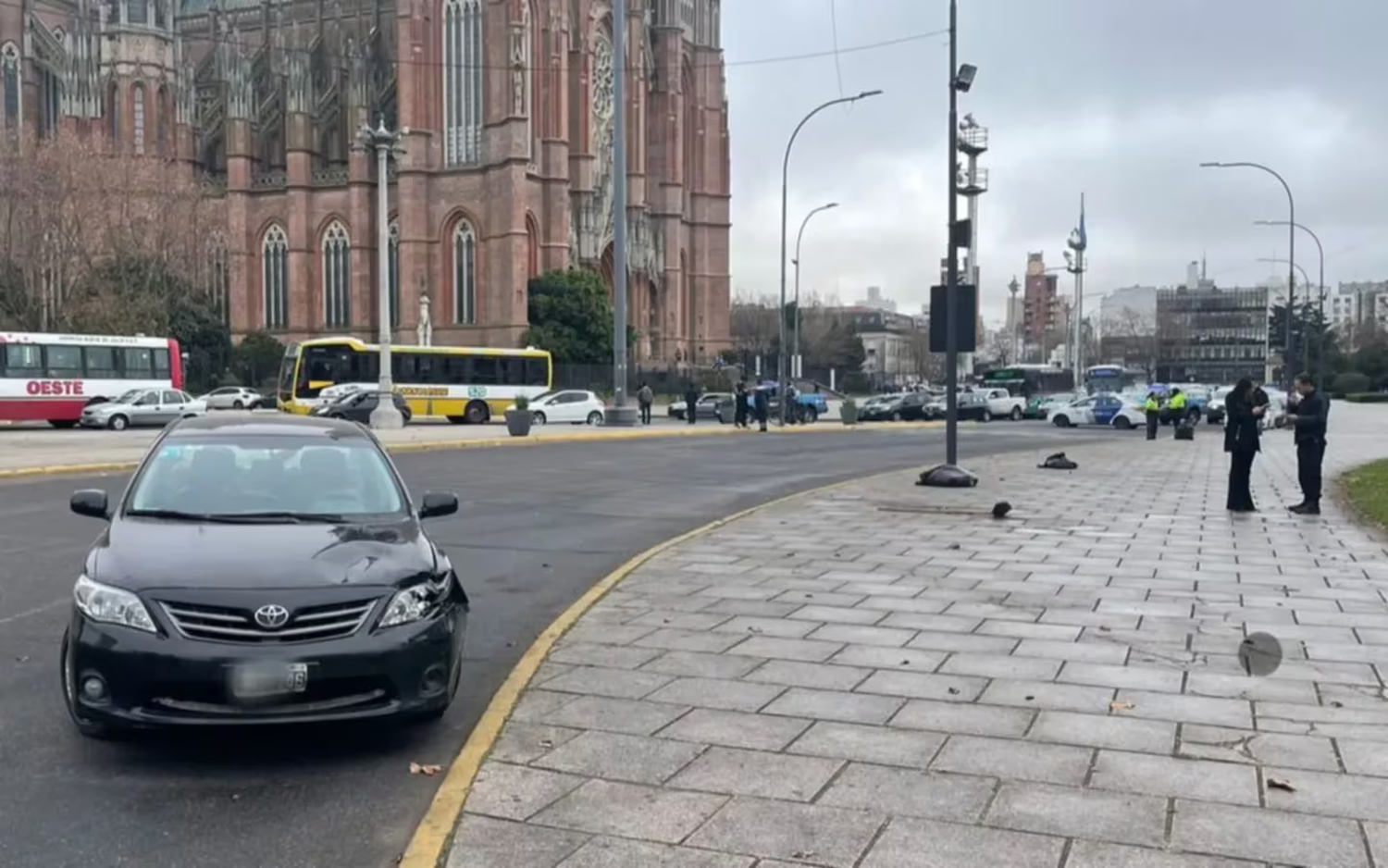 Un hombre se distrajo con el celular y atropelló a dos barrenderas que estaban trabajando en una plaza