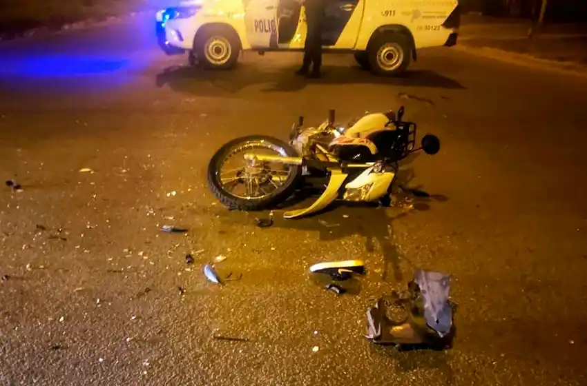 Otro violento choque entre una moto y un auto