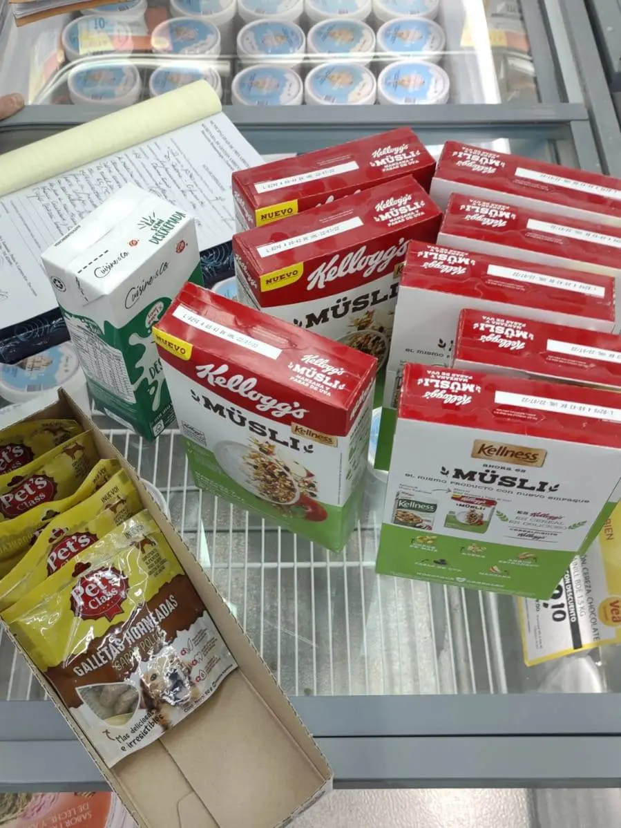 Decomiso de alimentos vencidos en un supermercado