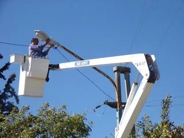 SE COMENZÓ LA REPOSICIÓN DE LUMINARIAS