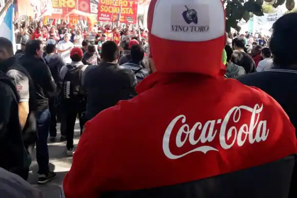 Despiden a 48 empleados de Coca Cola tras los reclamos por un bono y Ganancias, sucedió en Córdoba