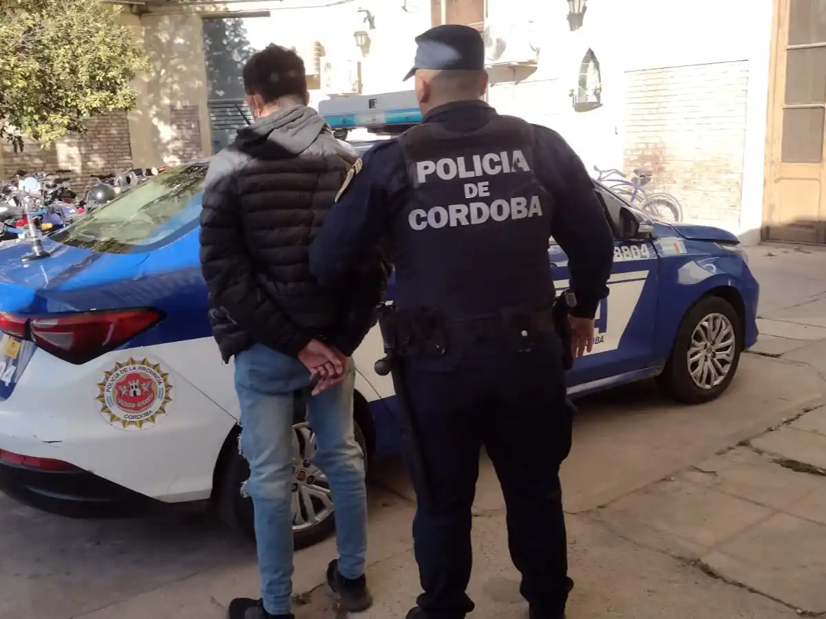 Un joven fue detenido con un arma de fuego 
