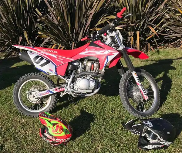 Ladrones roban una moto enduro y varios objetos de una vivienda