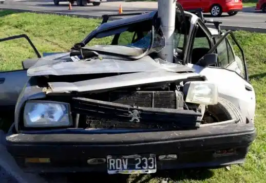 Tremendo choque contra una columna de la luz dejó un hombre lesionado 