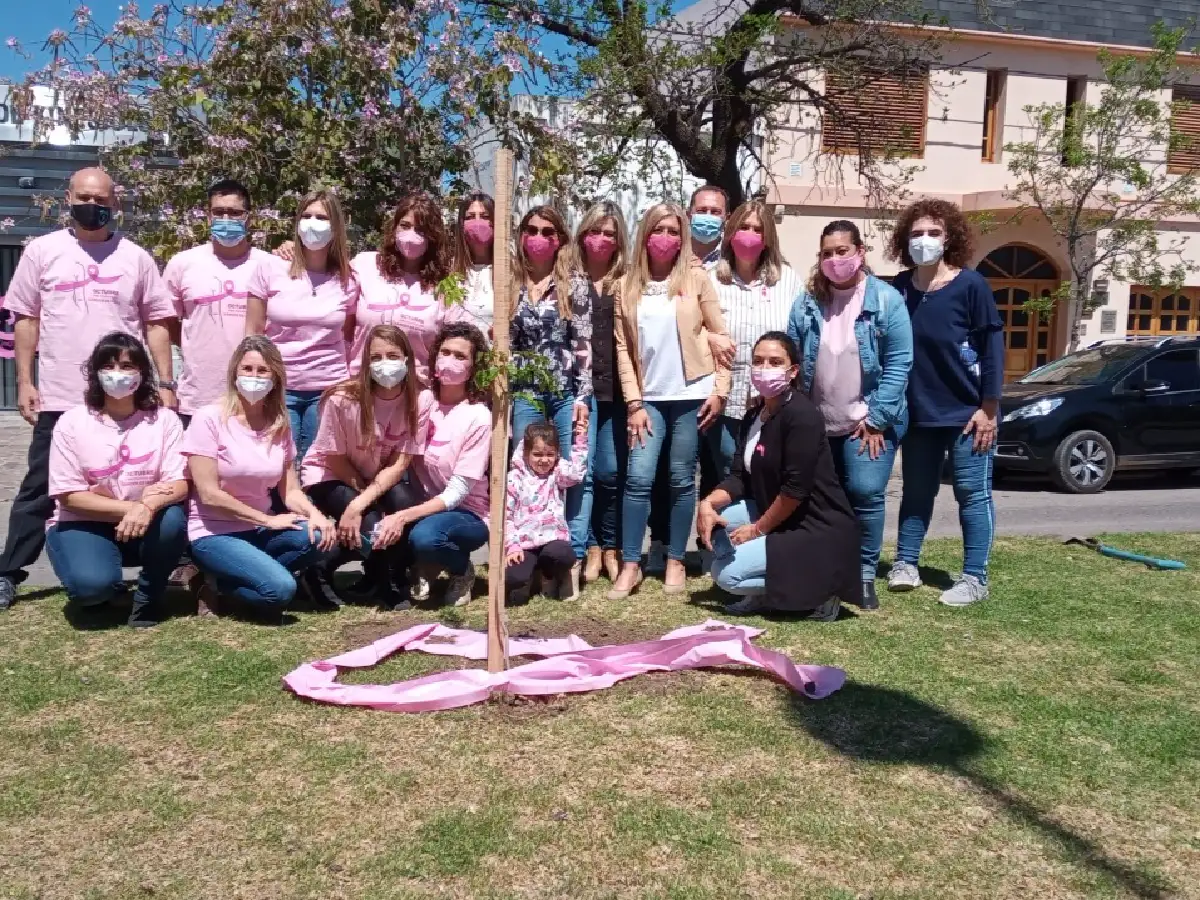 Kinesiólogos plantaron un lapacho rosado para  concientizar sobre el cáncer de mama