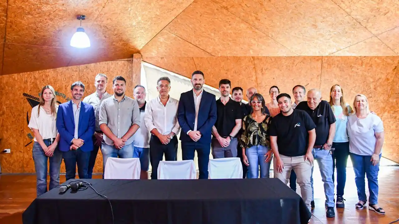 Estevez junto al intendente de Firmat Leonel Maximino, presidentes comunales, funcionarios y legisladores provinciales, durante la firma del convenio.