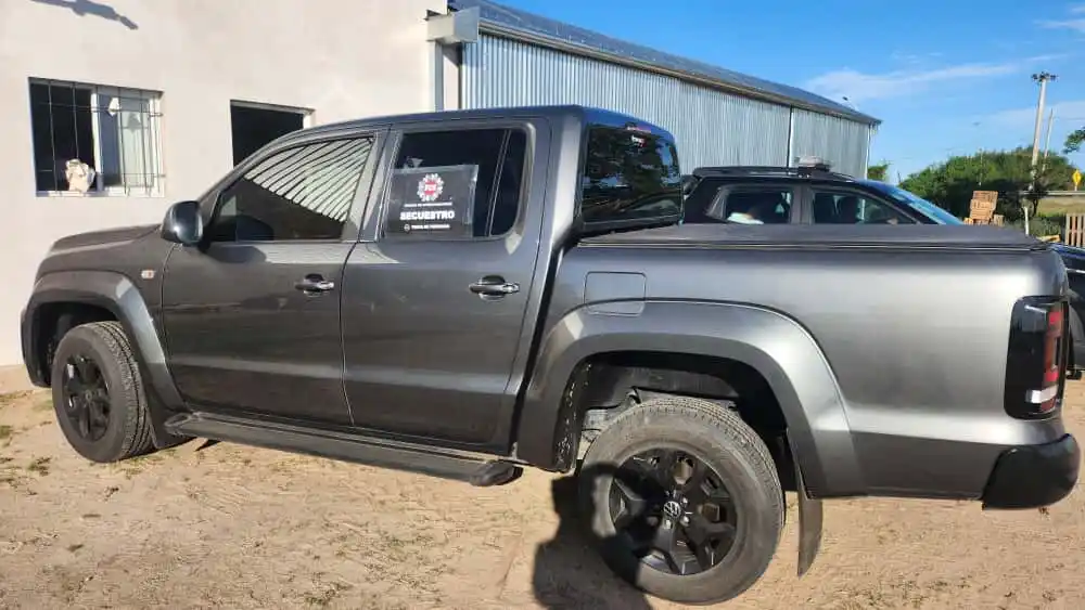 Rescataron a 42 personas en situación de explotación laboral y secuestraron armas, dinero y documentación - 6