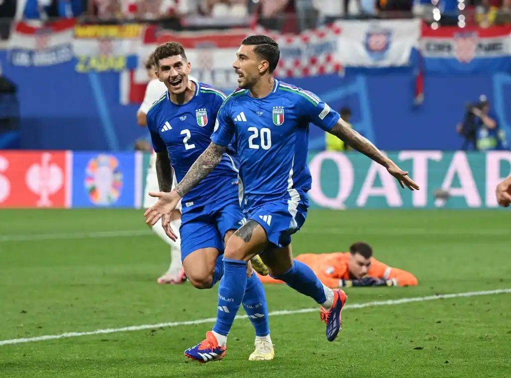 Zaccagni desata la locura italiana en el cierre del partido.