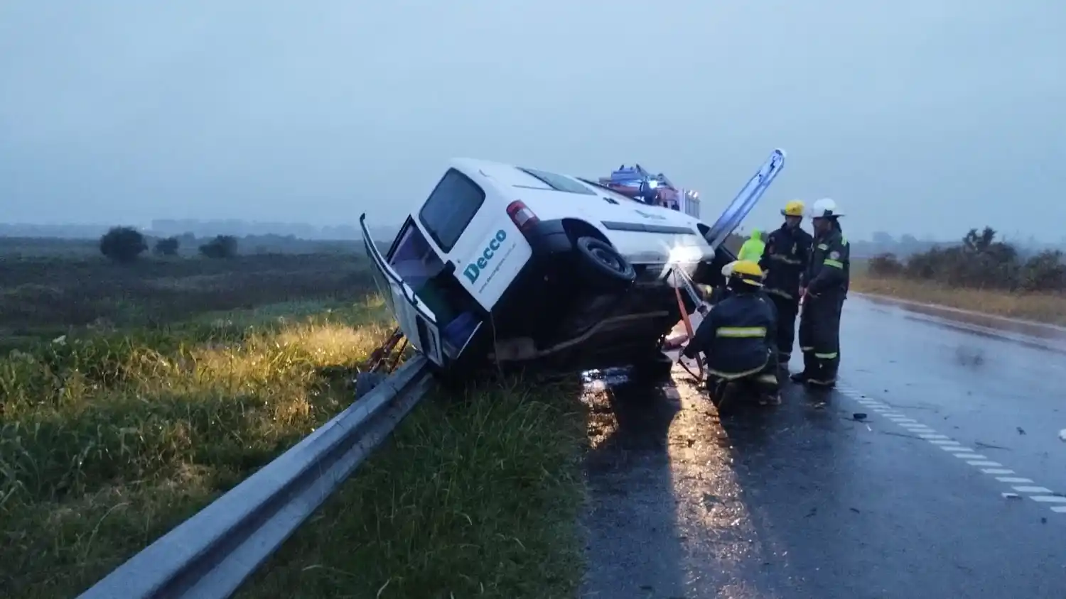 Un hombre quedó atrapado en el habitáculo de su utilitario y fue rescatado por Bomberos. Policía trabajó en el lugar.