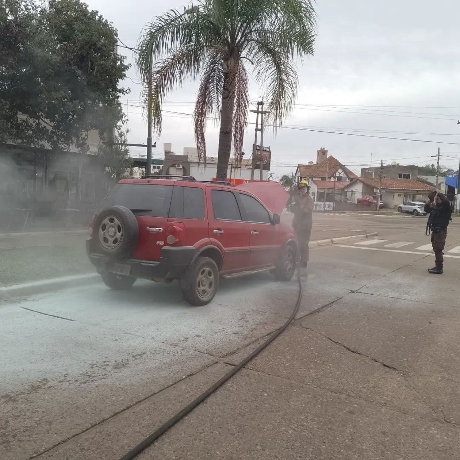 Bomberos voluntarios debieron controlar el incendio en un vehículo