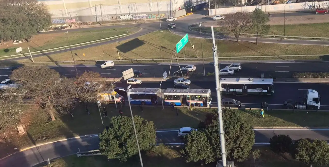 Villa Lugano: 13 heridos tras un choque múltiple en autopista Dellepiane