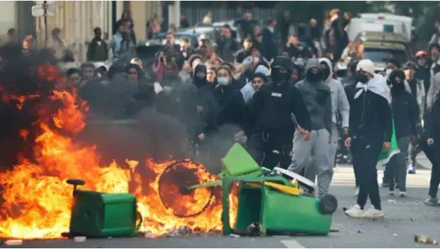 Violenta protesta de estudiantes en la parisina plaza de la Nation.
Foto: Agencia NA (Instagram)