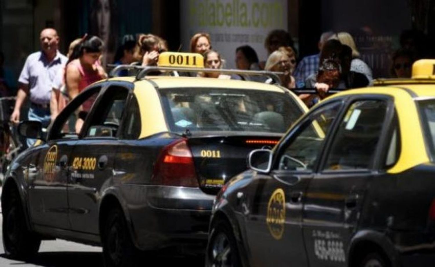 Gresca en las afueras de la Terminal de Ómnibus: una taxista resultó herida