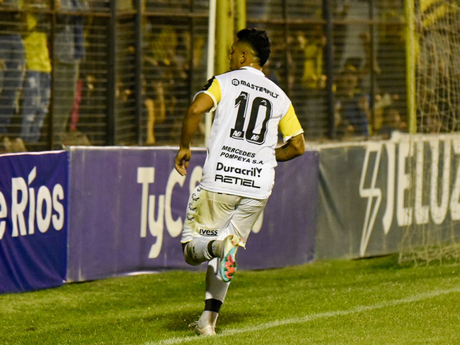Almirante Brown volvió a pisar fuerte como local