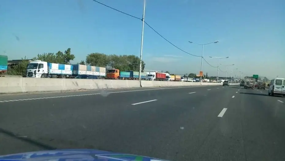¿Por qué hay tantos camiones estacionados en Circunvalación de Rosario si no es tiempo de cosecha gruesa?