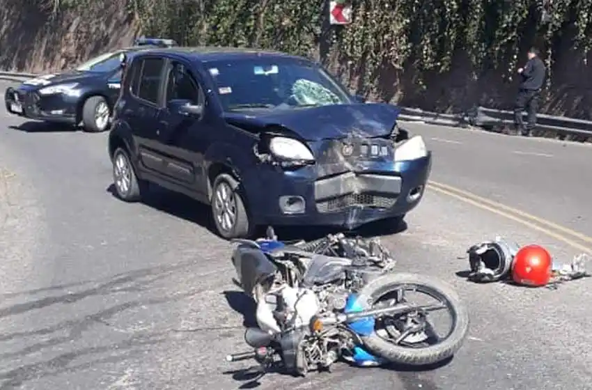 Impactante choque de frente entre una moto y un auto en el túnel Celedonio Escalada