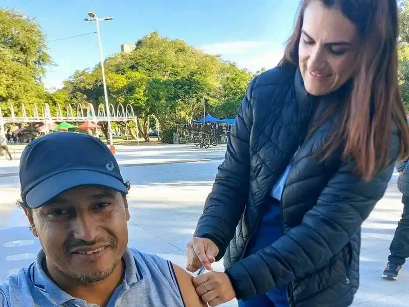 Exitoso operativo de vacunación en la plaza 
San Martín: aplicaron más de 300 dosis