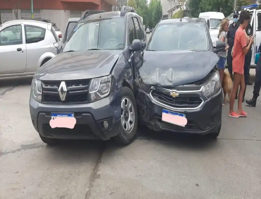 Un choque, dos hermanos y una trompada a una mujer policía