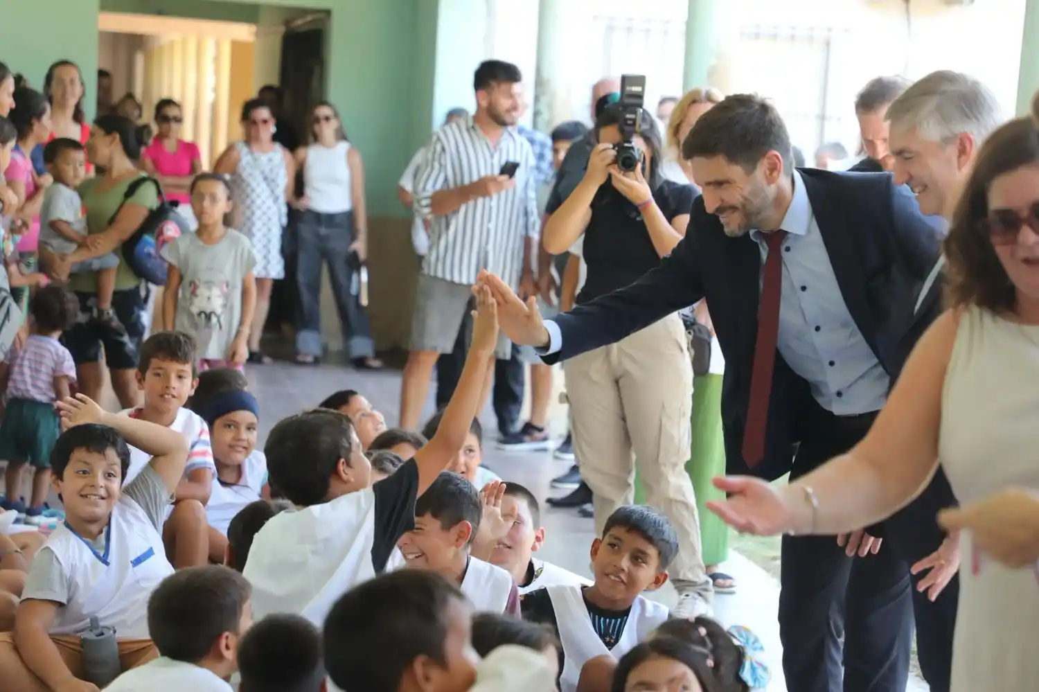 Pullaro inauguró aula en Alejandra