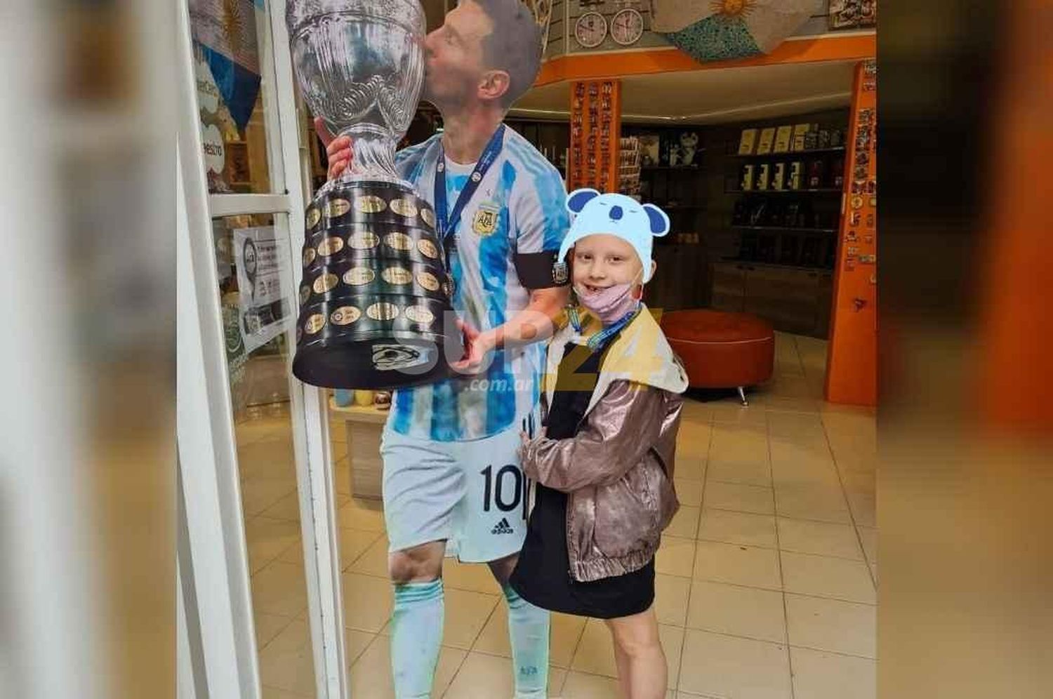 Ampi, la nena santafesina que sufre leucemia y quiere conocer a Messi