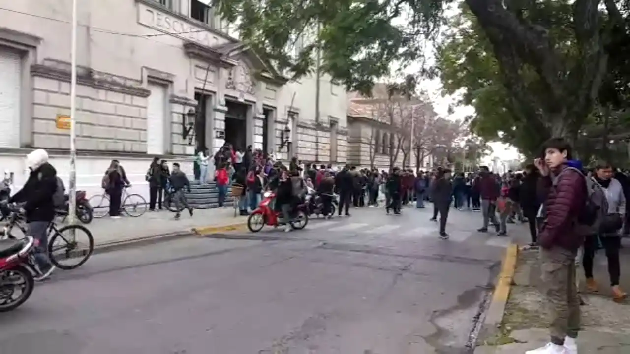 Tras las reparaciones, suspendieron otra vez las clases en la escuela Normal por olor a gas