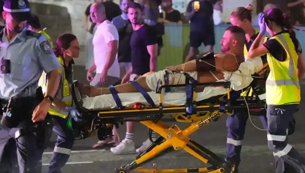 Así los médicos se llevaban a uno de los heridos.