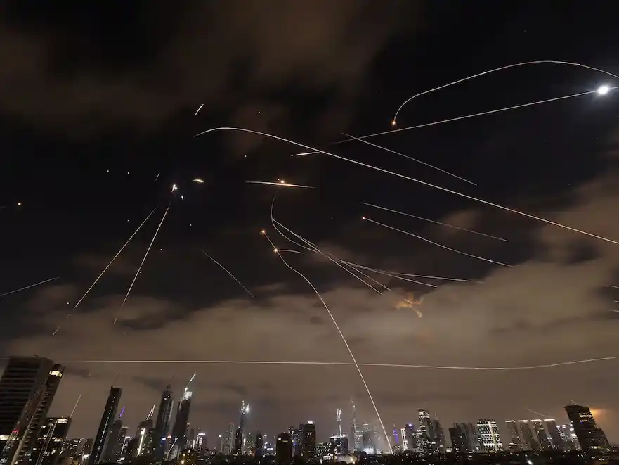 Según el Ministerio de Salud iraní, los bombardeos israelíes ya provocaron al menos 224 muertos y más de mil heridos.