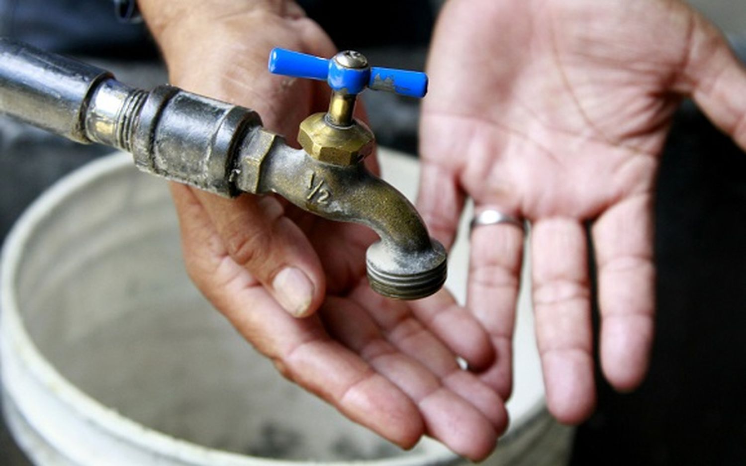 Sábado complicado en la ciudad: sin luz y sin agua por el temporal
