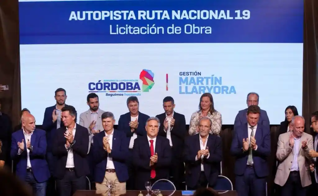 Llaryora encabezó el anuncio de la licitación de la autopista.