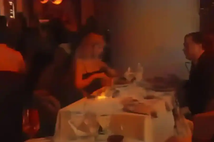 Fabiola en el restaurante La Única junto a un hombre que sería su nueva pareja.