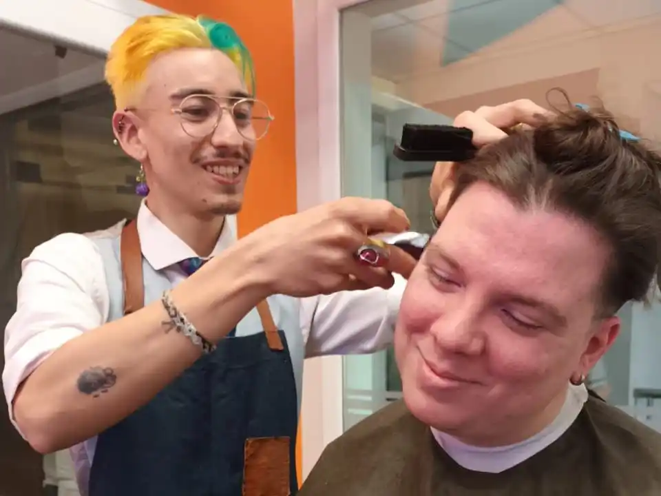 Nehuén Fernández: un viaje de pasión y estilo en el Día del Peluquero