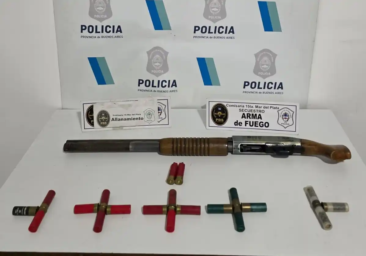 La escopeta secuestrada, junto a varios cartuchos.