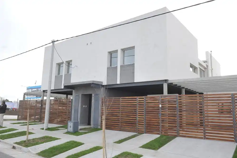 Los primeros beneficiarios del desarrollo urbanístico reciben sus viviendas