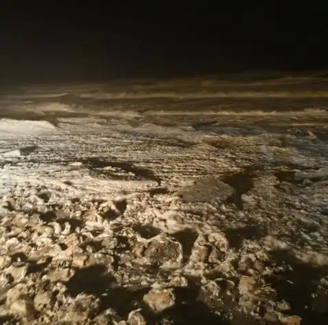 Imágen de las redes sobre la el mar avanzando en Claromecó