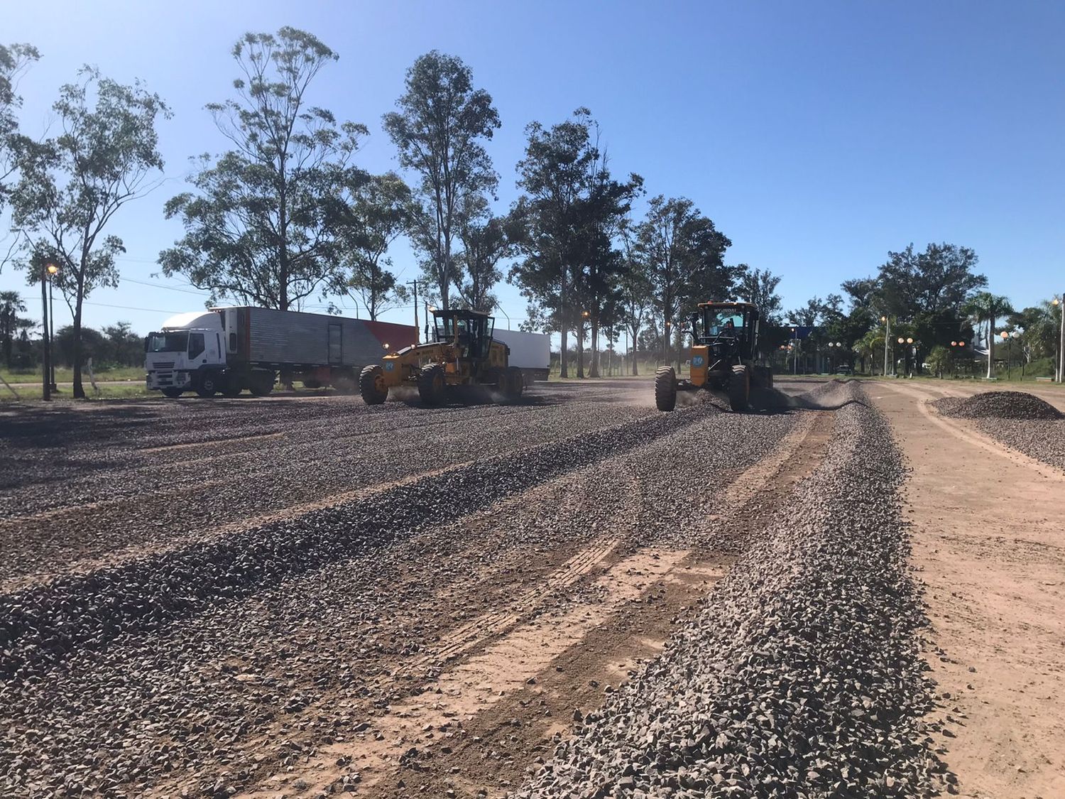 Reconstruyen el ripio en el playón de maniobra del Mercado Frutihortícola